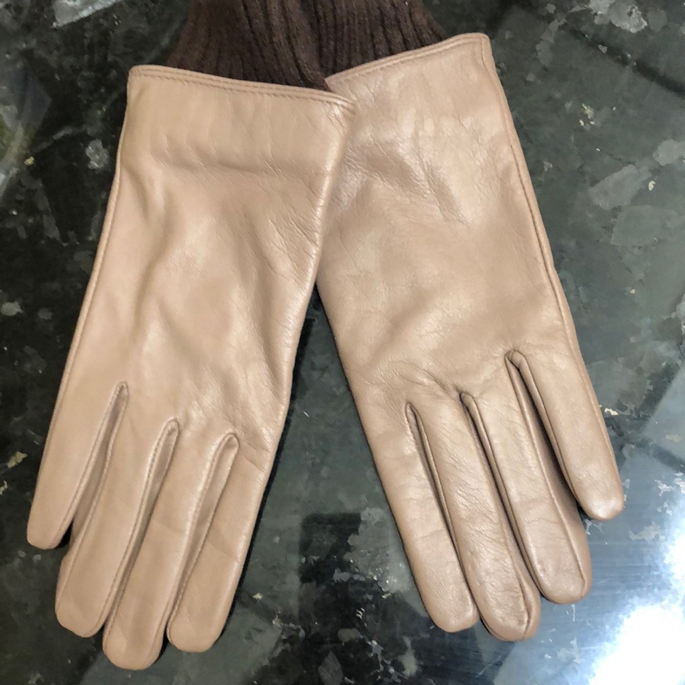 Genuine leather gloves. Size is M/L